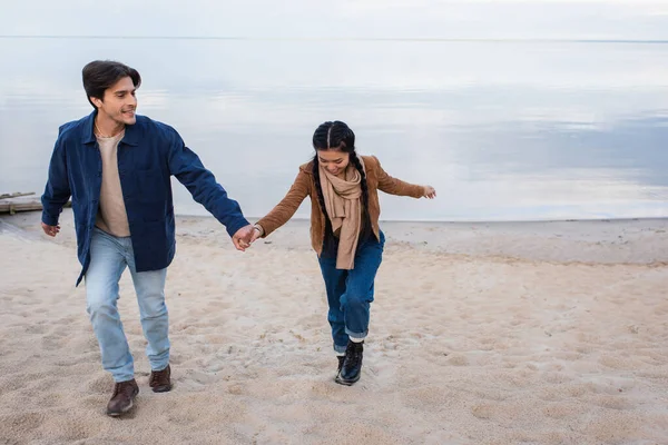 Leende Rasblandat Par Som Håller Varandra Handen När Går Stranden — Stockfoto