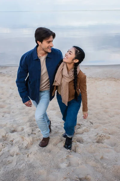 Cheerful Interracial Couple Walking Beach Sea — Stock Photo, Image