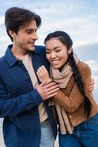 Pareja Multiétnica Positiva Abrazándose Aire Libre Durante Fin Semana — Foto de Stock