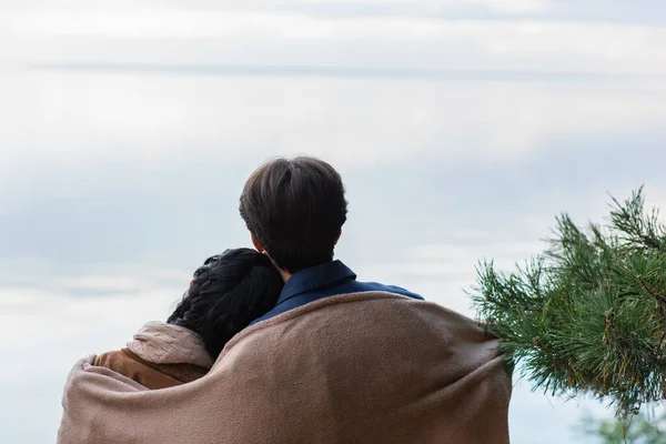 Back View Couple Blanket Standing Lake Autumn — Stock Photo, Image