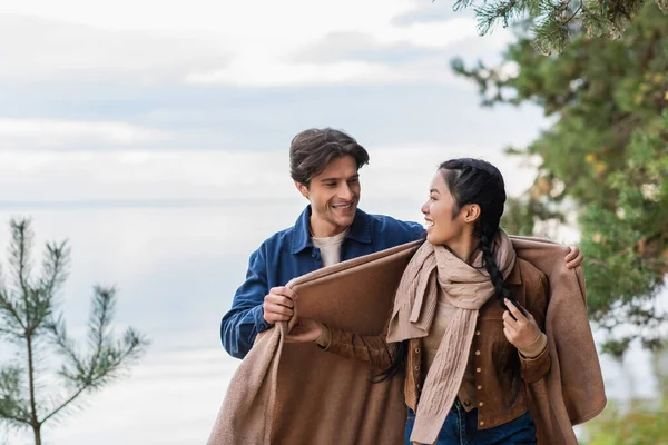 Man Holding Blanket Asian Girlfriend Lake Background — Stock Photo, Image