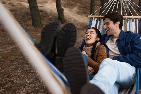 Asiatico Donna Ridere Vicino Fidanzato Amaca All Aperto — Foto Stock