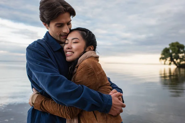 Smiling Asian Woman Hugging Boyfriend Sea — Stock Photo, Image