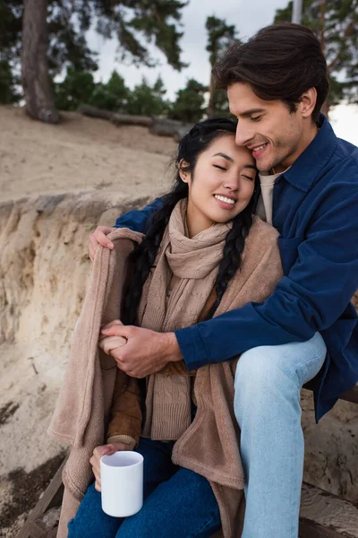 Man Wrapping Blanket Asian Girlfriend Cup Hill — Stock Photo, Image