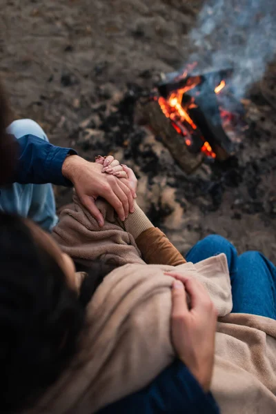 Overhead View Couple Holding Hands While Warming Campfire — Stock Photo, Image