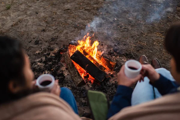 Υψηλή Γωνία Άποψη Του Campfire Κοντά Θολή Ζευγάρι Φλιτζάνια Καφέ — Φωτογραφία Αρχείου