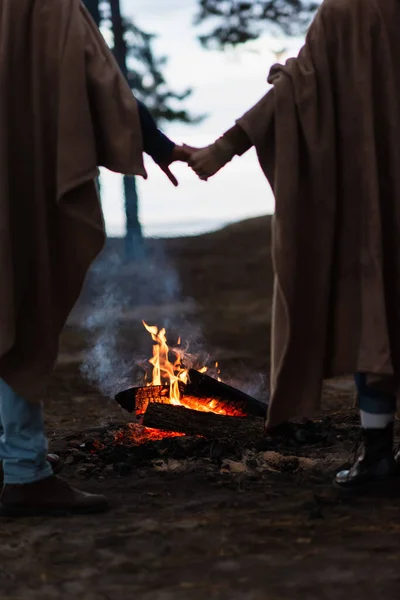 Ausgeschnittene Sicht Auf Lagerfeuer Der Nähe Verschwommenes Paar Händchen Haltend — Stockfoto