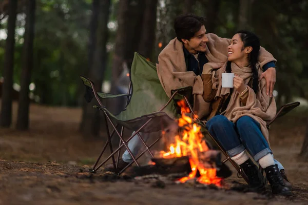 Couple Multiethnique Dans Des Couvertures Avec Tasse Prenant Près Flou — Photo