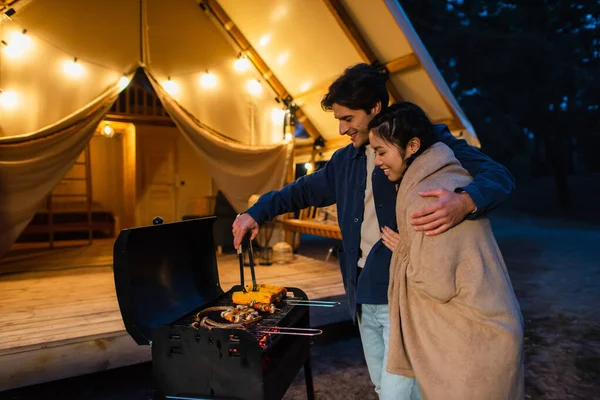 Vista Lateral Pareja Interracial Sonriente Cocinando Terraza Glamping —  Fotos de Stock