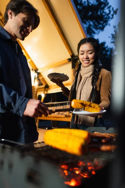 Ázsiai Kezében Tányérok Közelében Barátja Elmosódott Grill Szabadban — Stock Fotó