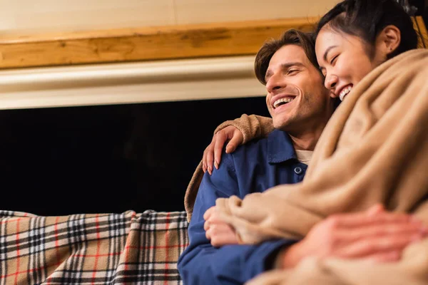 Low Angle View Laughing Interacial Couple Blanket Sitting Bench Outdoors — Stock Photo, Image