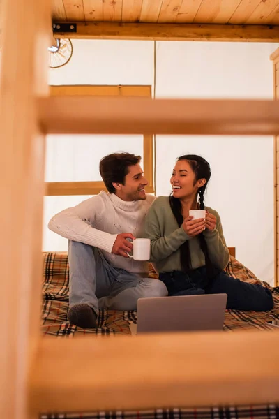 Interracial Couple Cups Talking Laptop Bed Glamping House — Stock Photo, Image