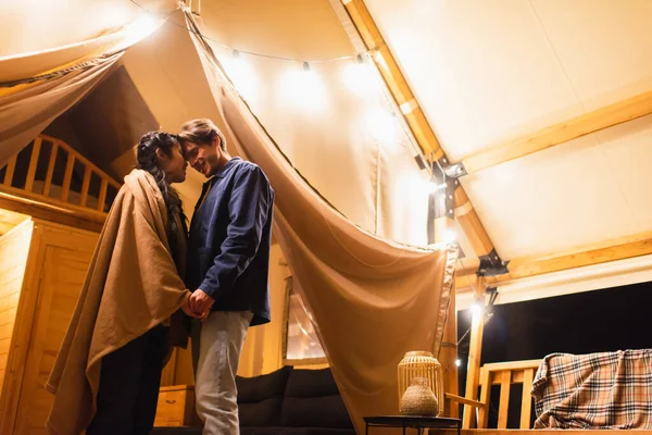 Feliz Interracial Pareja Cogido Mano Glamping Casa Terraza Noche — Foto de Stock