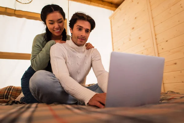 Young Asian Woman Hugging Boyfriend Blurred Laptop Bed Glamping House — Stock Photo, Image