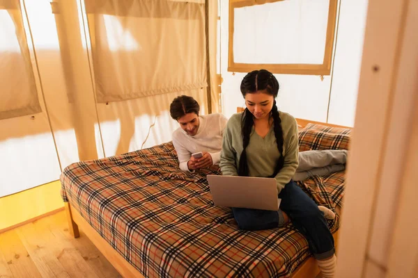 Asian Freelancer Using Laptop Boyfriend Smartphone Bed Glamping House — Stock Photo, Image