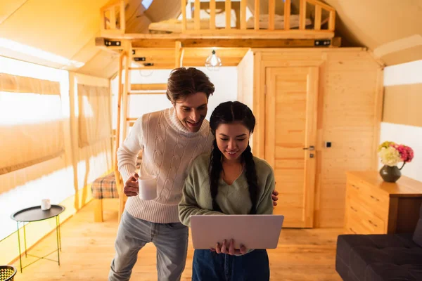 Interracial Couple Cup Using Laptop Glamping House Weekend — Stock Photo, Image