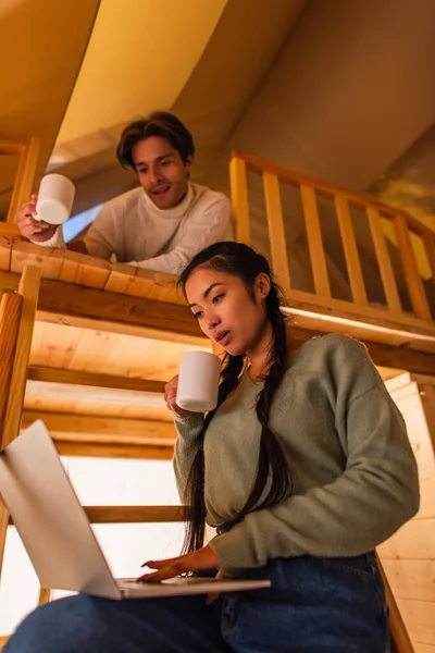 Asian Woman Using Laptop Blurred Boyfriend Cup Glamping House — Stock Photo, Image