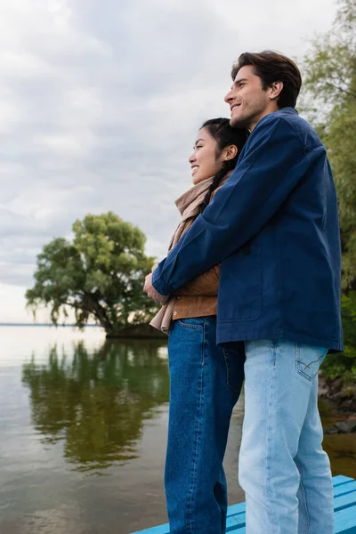Side View Young Multiethnic Couple Embracing Lake — Stock Photo, Image