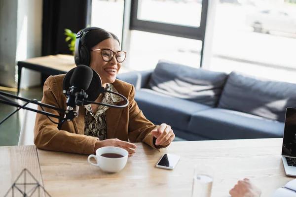 Alegre Asiático Locutor Gafas Auriculares Sonriendo Radio Estudio — Foto de Stock