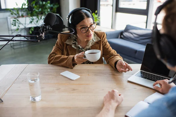 Hôte Radio Asiatique Dans Les Lunettes Les Écouteurs Pointant Vers — Photo