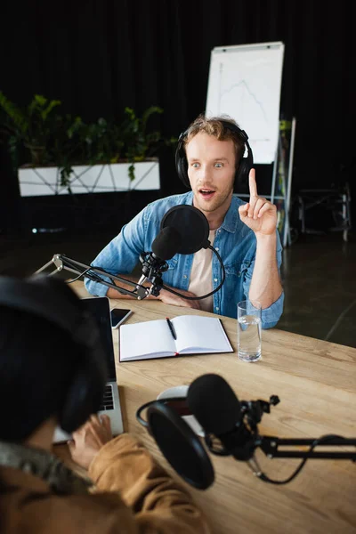 Hôte Radio Étonné Dans Les Écouteurs Ayant Une Idée Pendant — Photo