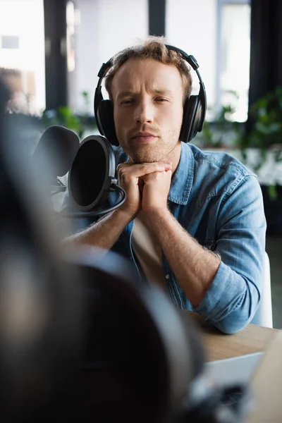 Hôte Radio Concentré Dans Les Écouteurs Sans Fil Près Microphone — Photo