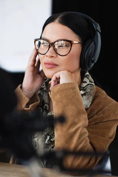 Asiatisk Radio Värd Glasögon Och Hörlurar Tittar Bort — Stockfoto