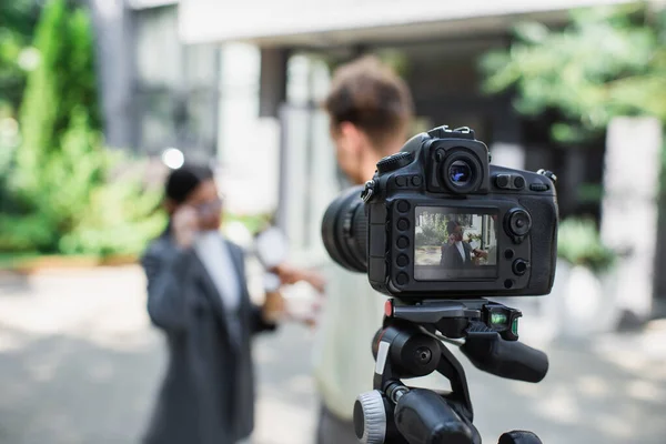 Cámara Digital Con Reportero Sosteniendo Micrófono Mientras Toma Entrevista Mujer — Foto de Stock