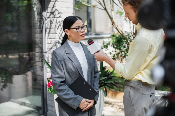 Reporter Mit Mikrofon Macht Reportagen Mit Asiatischer Geschäftsfrau Brille Der — Stockfoto