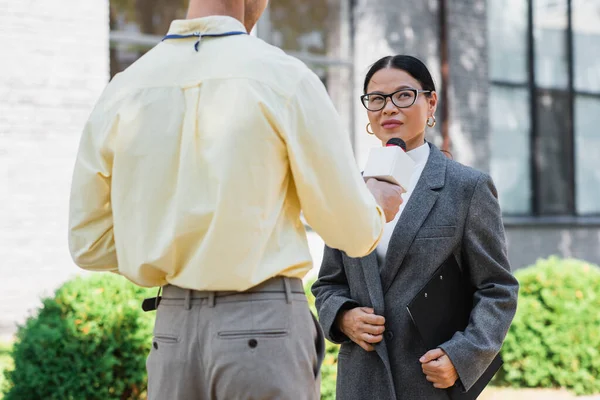 Reporter Steht Mit Mikrofon Neben Nachdenklicher Asiatischer Geschäftsfrau Brille Mit — Stockfoto