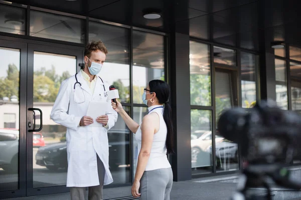 Ásia Repórter Médico Máscara Segurando Microfone Perto Médico Branco Casaco — Fotografia de Stock