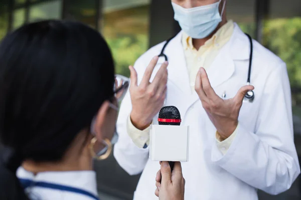 Médico Desfocado Gestos Máscara Médica Durante Entrevista — Fotografia de Stock