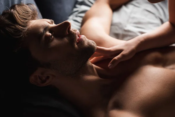 Junge Frau Berührt Sexy Freund Auf Verschwommenem Bett — Stockfoto