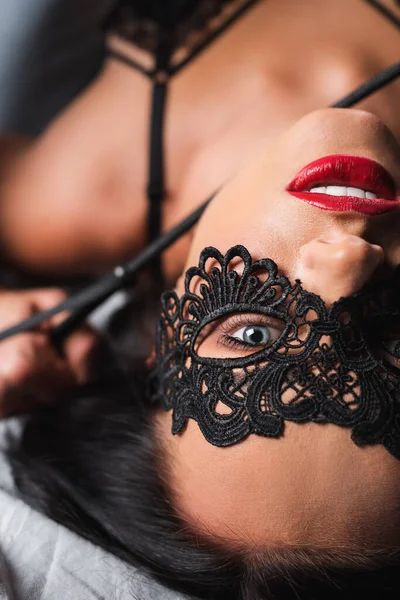 Visão Superior Mulher Sensual Máscara Renda Olhando Para Câmera Perto — Fotografia de Stock