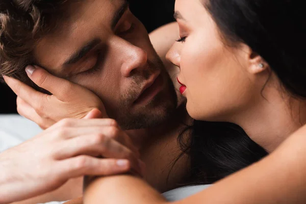 Sexig Kvinna Med Röda Läppar Kysser Skjorta Man Sängen Isolerad — Stockfoto