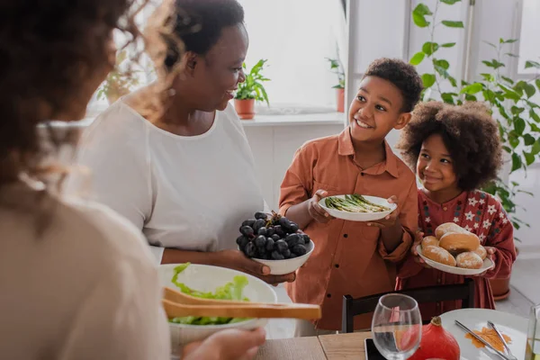 Crianças Afro Americanas Sorridentes Segurando Comida Perto Avó Mãe Durante — Fotografia de Stock