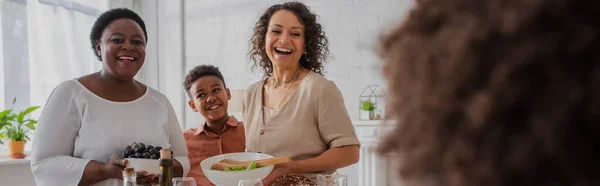 Vrolijk Afrikaans Amerikaans Gezin Met Voedsel Kijken Naar Wazig Meisje — Stockfoto