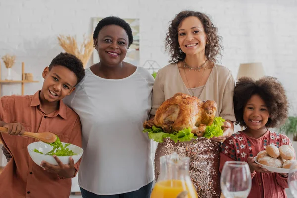 Sorrindo Família Afro Americana Com Comida Comemorando Ação Graças Casa — Fotografia de Stock