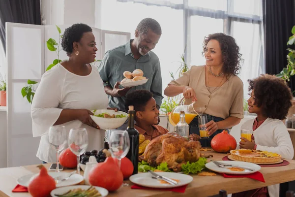 Avós Afro Americanos Segurando Comida Perto Família Jantar Ação Graças — Fotografia de Stock