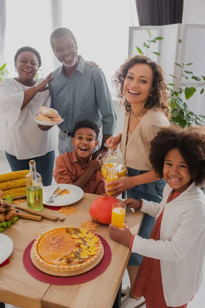 Familia Afroamericana Positiva Celebrando Acción Gracias Con Abuelos Casa — Foto de Stock