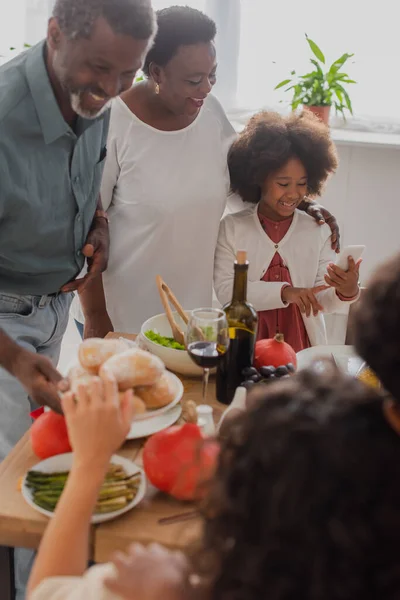 Afrikanisches Kind Nutzt Smartphone Der Nähe Von Großeltern Und Erntedank — Stockfoto