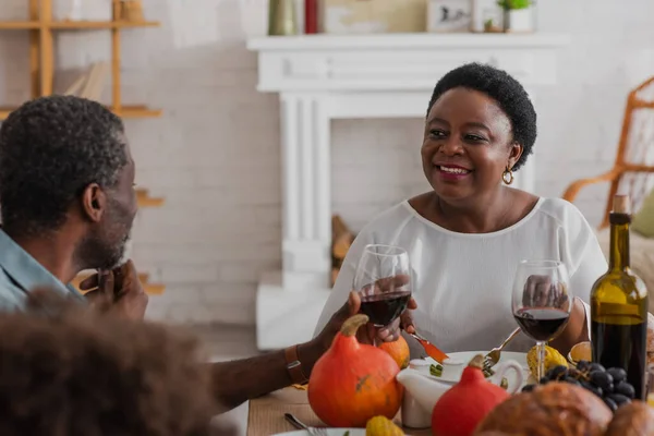 Gammal Afrikansk Amerikansk Kvinna Tittar Man Med Vin Tacksägelsemiddag — Stockfoto