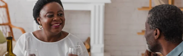 Sonriente Mujer Afroamericana Mirando Marido Cerca Del Vino Casa Pancarta — Foto de Stock