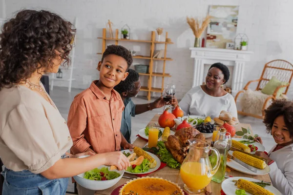 African American Family Celebrating Thanksgiving Tasty Food Home — Stock Photo, Image