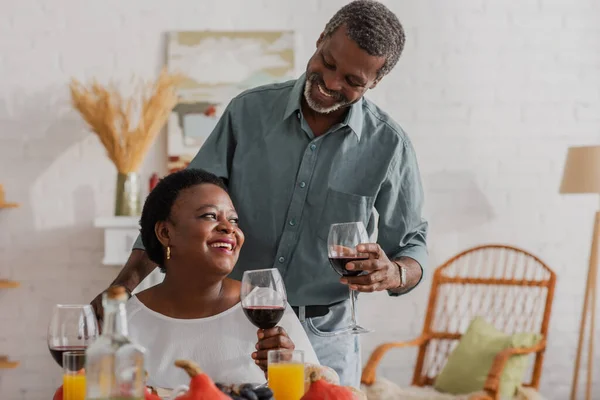 Homem Afro Americano Positivo Segurando Vinho Perto Esposa Durante Celebração — Fotografia de Stock