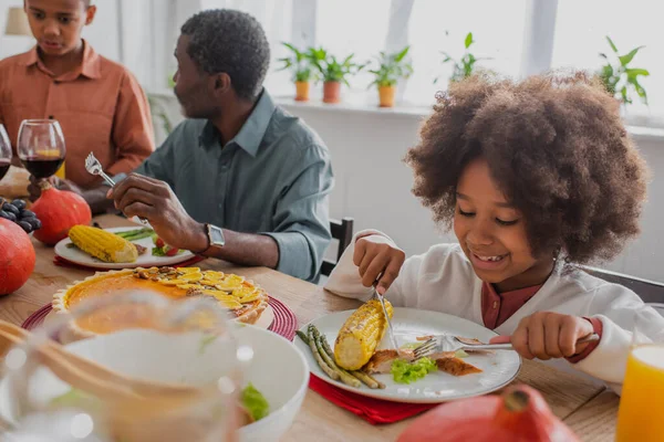 Afroamericana Chica Teniendo Acción Gracias Cena Cerca Borrosa Abuelo Hermano — Foto de Stock