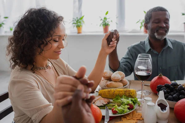 African American Woman Holding Hands Parents While Praying Thanksgiving Dinner — Stock Photo, Image