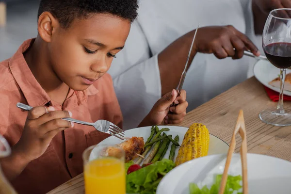 Afro Americano Menino Ter Ação Graças Jantar Perto Desfocado Vovó — Fotografia de Stock