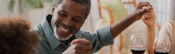 Χαρούμενος Αφροαμερικάνος Που Κρατιέται Χέρι Χέρι Την Οικογένεια Κατά Διάρκεια — Φωτογραφία Αρχείου
