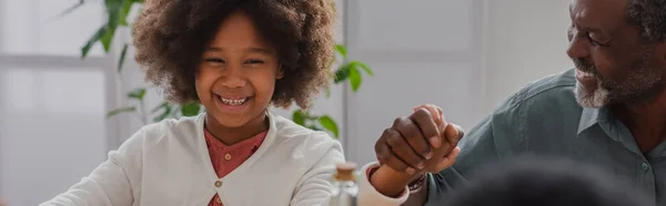 Χαρούμενο Αφροαμερικανό Κορίτσι Που Κρατιέται Χέρι Χέρι Τον Παππού Κατά — Φωτογραφία Αρχείου